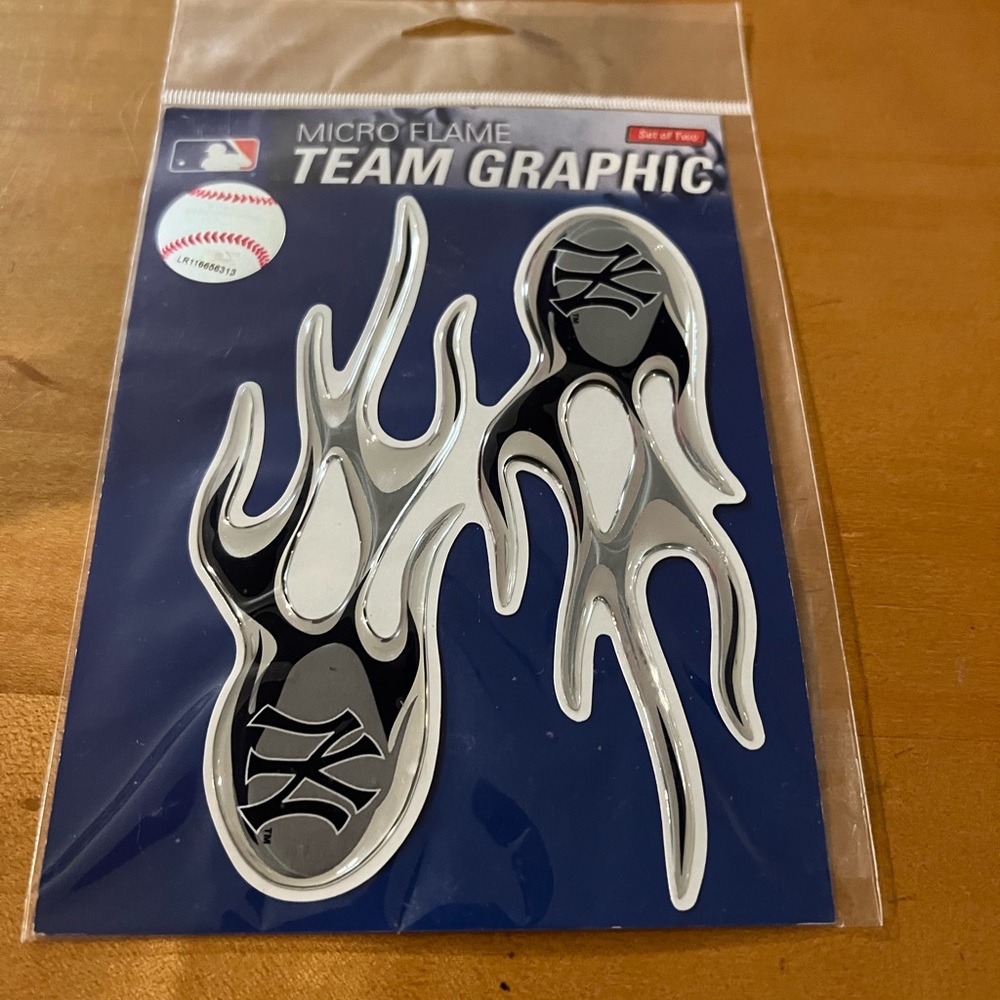 ONE BRAND NEW NY YANKEES OFFICIALLY LICENSED MLB FLAME DESIGN DECAL CTM4